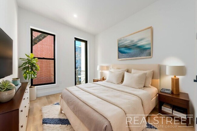 Foto del edificio - Brand New 3 Bed 3 Bath with OD space!