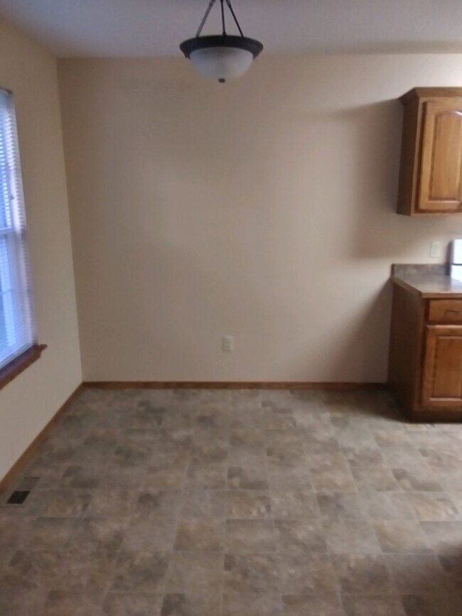 Building Photo - 3 Bedroom, 2 bath duplex.