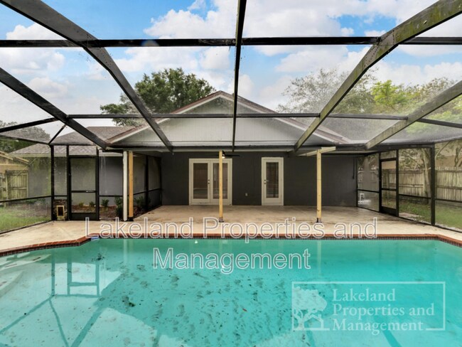 Building Photo - 8040 Glenridge Loop W