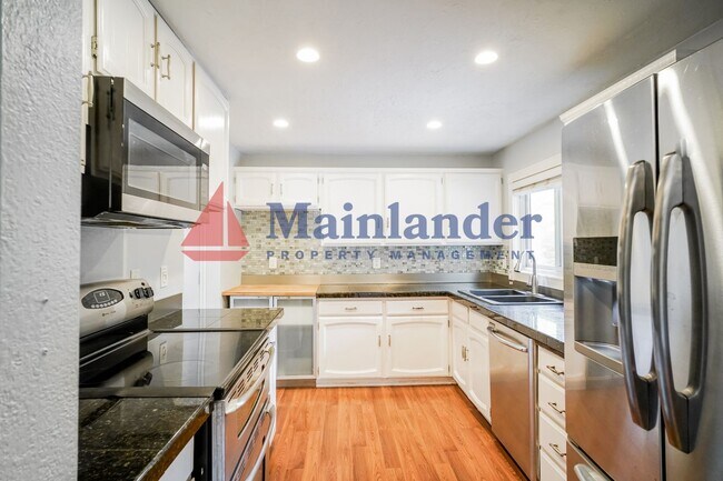 Foto del edificio - Great Split-Level Home Situated on a Large...