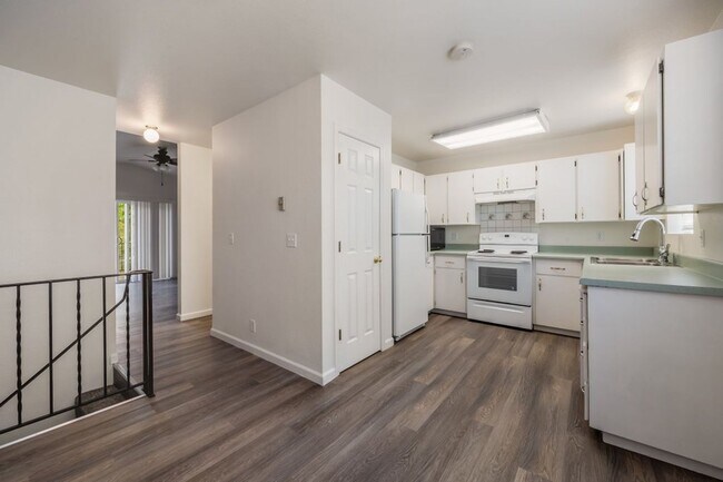 Building Photo - 2 bed 1.5 townhome with fenced yard