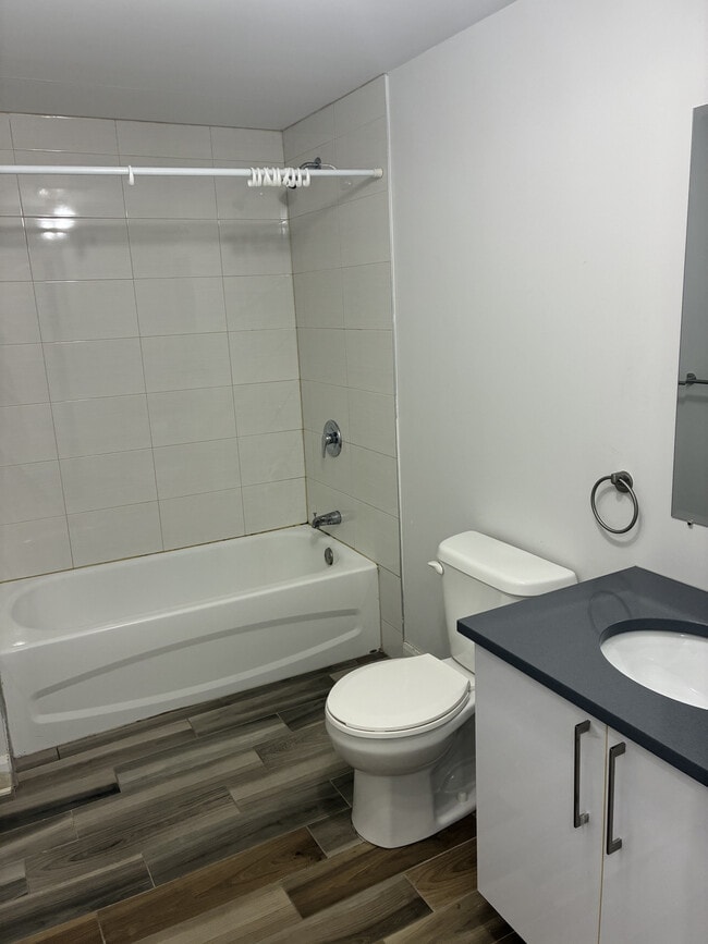 Building Photo - 7070 Chem. de la Côte St Luc