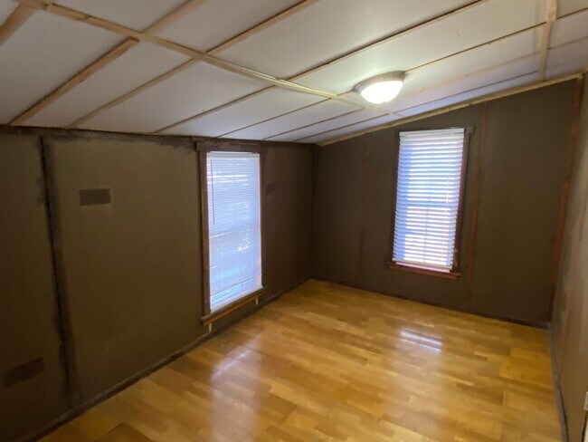 Building Photo - Quaint 1 bedroom home near the marina Move...