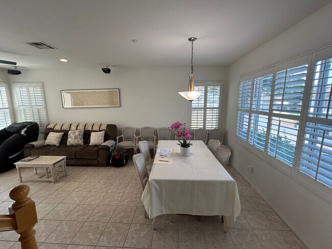 Building Photo - Lovely 3 Bed 2.5 Bath Home in Gated Community in Stanton