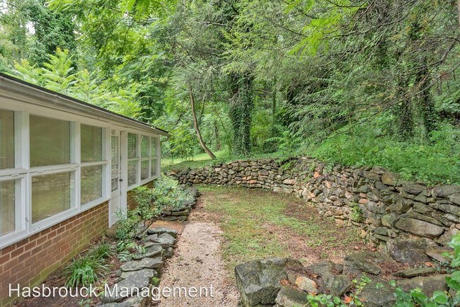 Foto del edificio - 605 Shepards Hill Rd