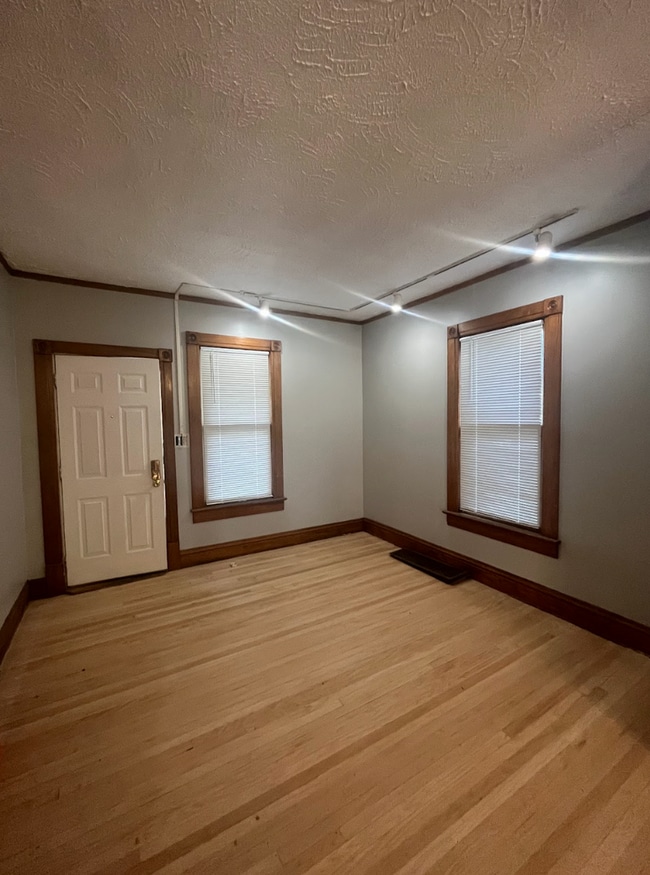 Building Photo - 3112 S 32nd Ave