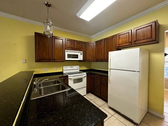 Building Photo - Spacious 2/2 Condo Minutes from Campus and...