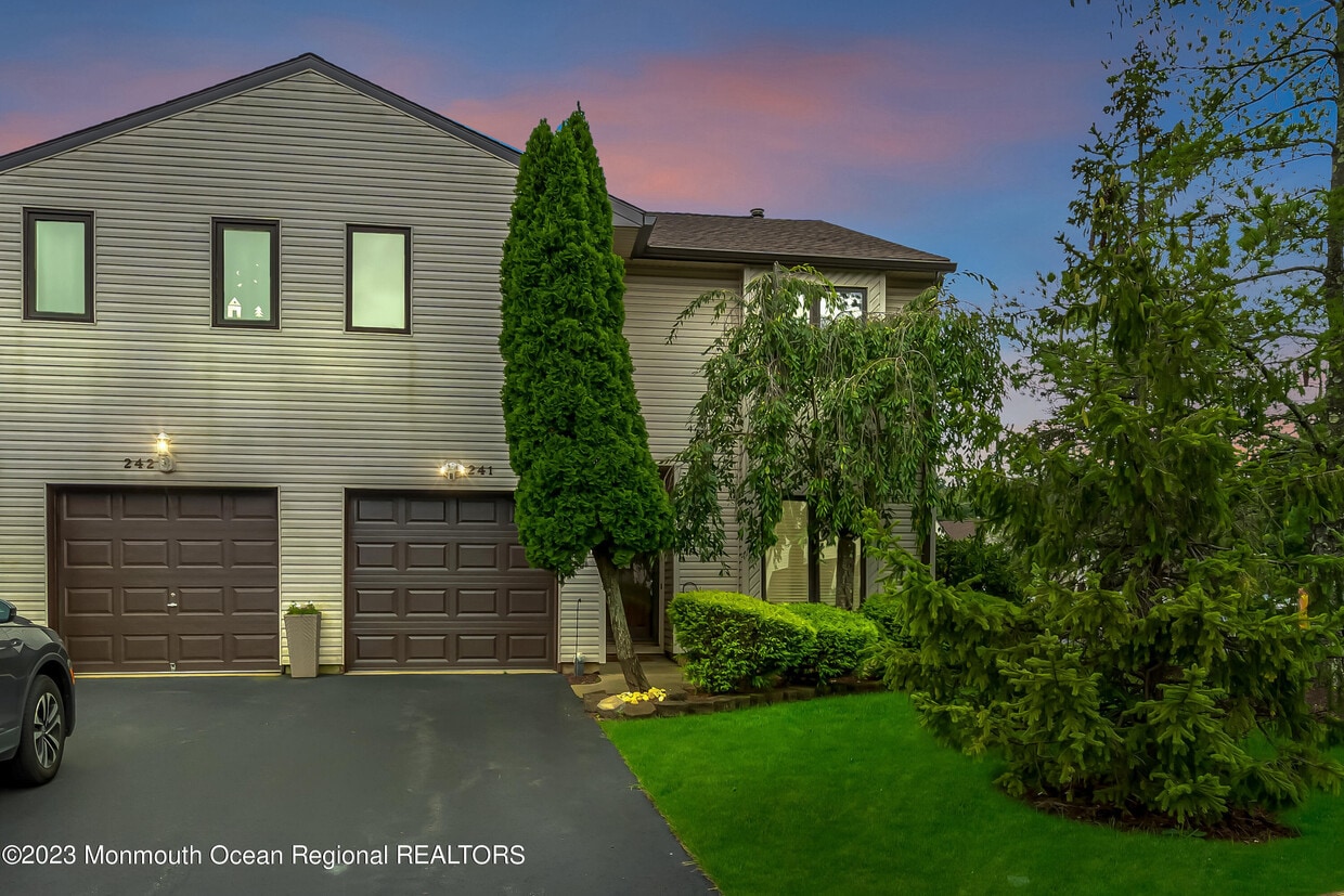 241 Plum Dr, Marlboro, NJ 07746 Condo for Rent in Marlboro, NJ