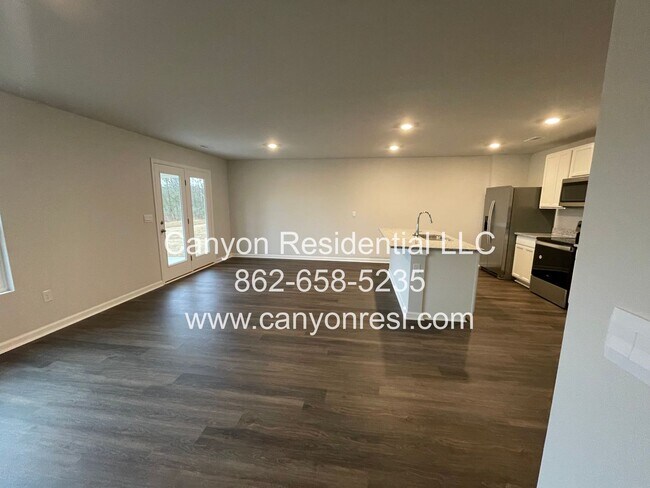 Foto del edificio - Great Location near everything, beautirul 4 Br 2 Bath