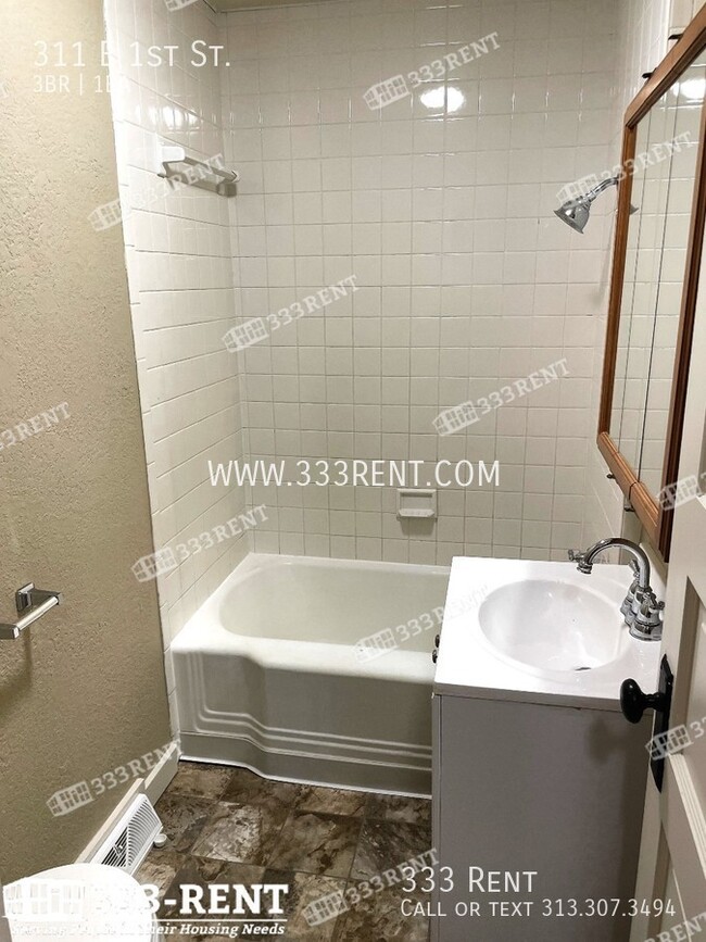 Foto del edificio - 311 E 1st St