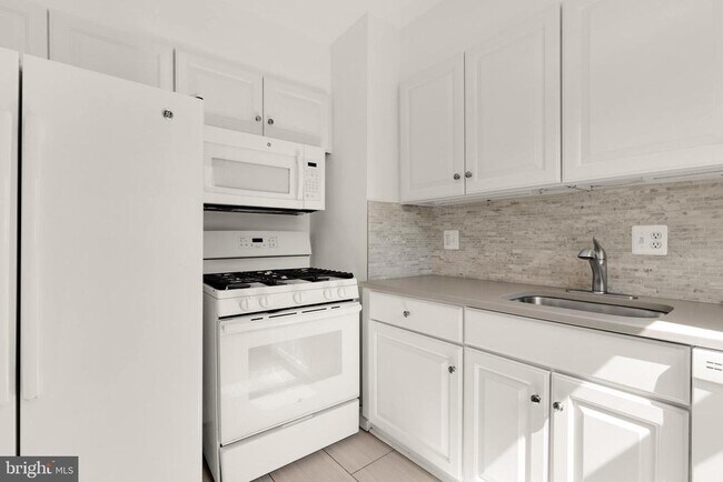 Foto del edificio - 4818 Chevy Chase Dr