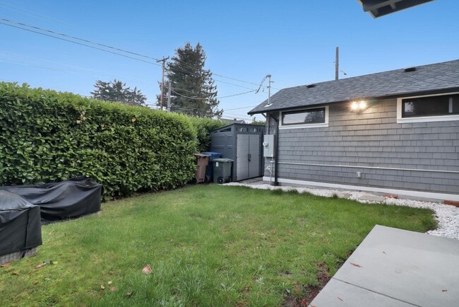 Building Photo - 721 N Stevens St