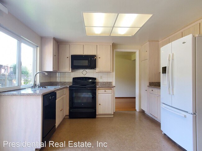 Building Photo - 5 br, 2.5 bath House - 2415 Lacey Dr