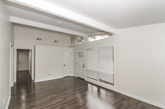 Foto del edificio - Beautifully Renovated Modern House in Normandy Meadows East!