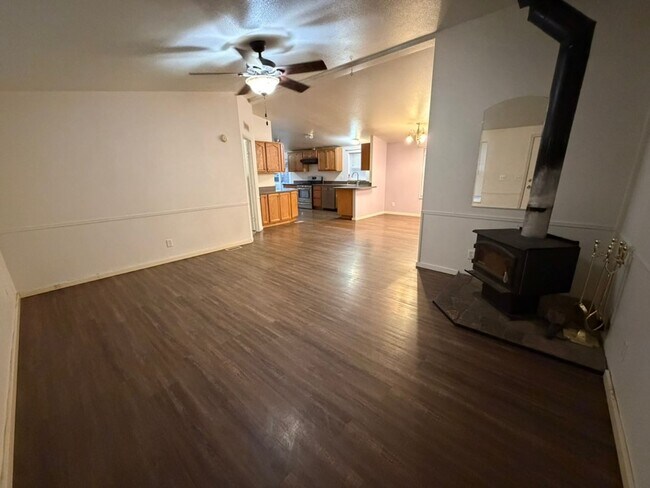 Building Photo - Large 3 Bedroom with Shop