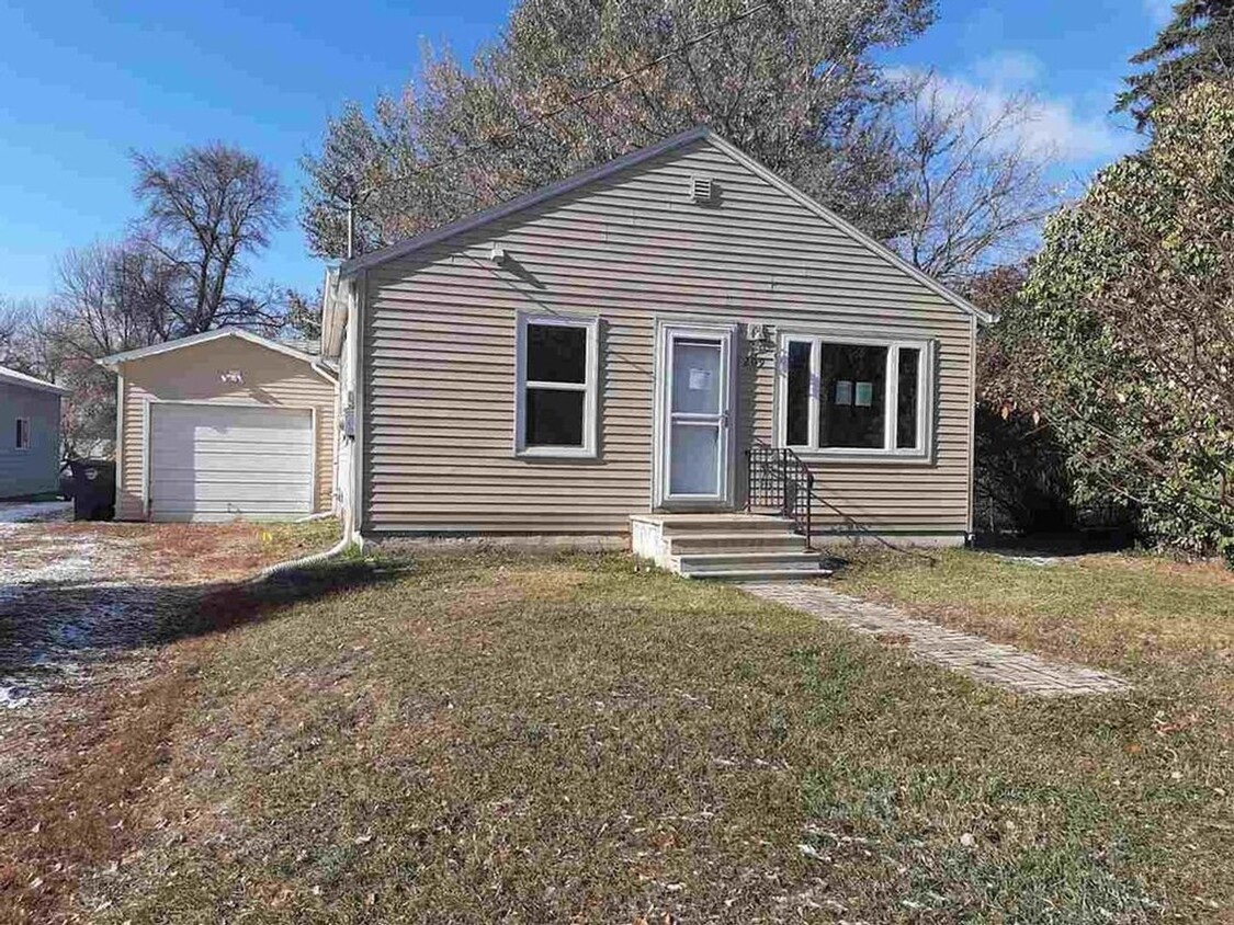 Primary Photo - 3 bedroom 1 bath house with an extra bonus...