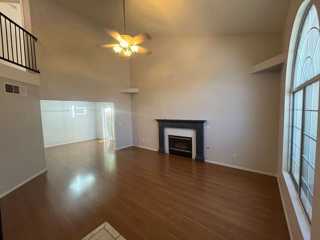 Foto del edificio - Charming Oversized 2 Bed, 2 Bath Townhouse...