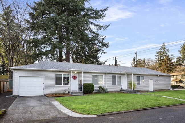Building Photo - Spacious 2bedroom 1 bath in well maintained 4 Plex!