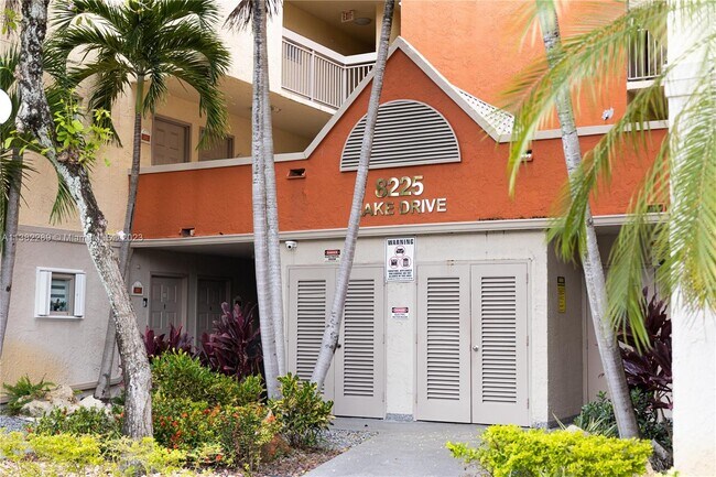 Foto del edificio - 8225 Lake Dr