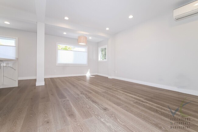 Foto del edificio - Stunning remodeled 4BD/3.5BA Seattle Craftsman with Solar, A/C & EV Charging for RENT- Available ...