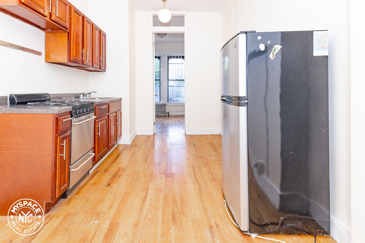 Primary Photo - 142 Scholes St