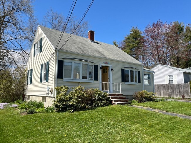 Foto del edificio - Three Bedroom Cape for Rent in Great Portland Neighborhood!