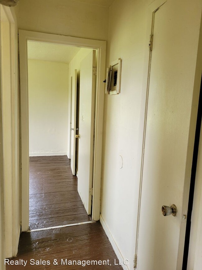 Building Photo - 1 br, 1 bath House - 2221 Woodlawn Street