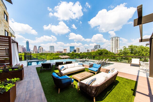 Foto del edificio - Beauty Blooming! 2-Bedroom Living: Style a...