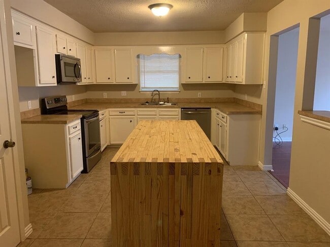Building Photo - 1006 Poppets Way