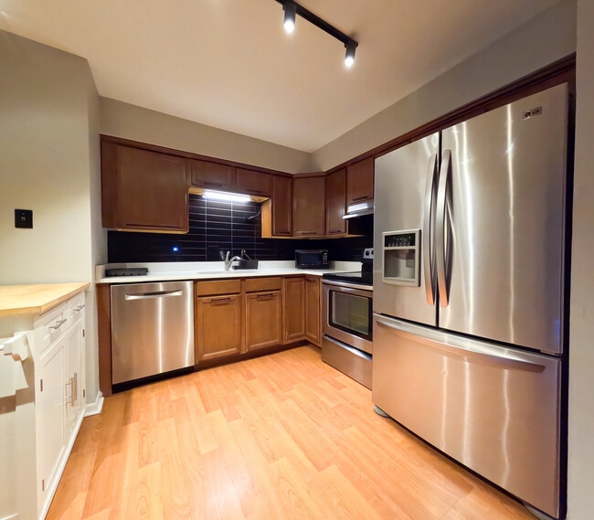 Foto del edificio - 7502 Farmingdale Dr