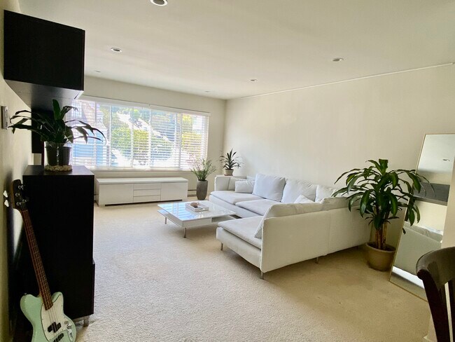 Sunny living room - 1998 Pacific Ave