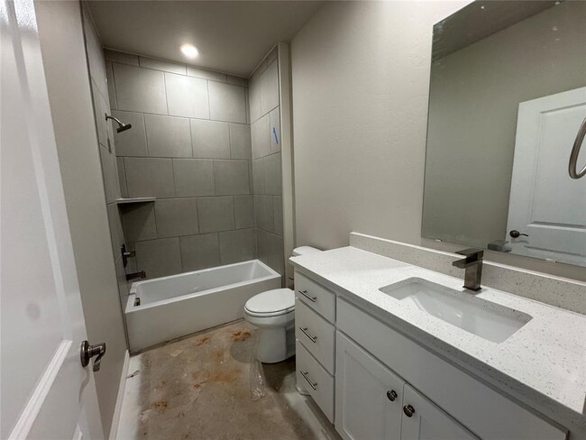 Building Photo - 6800 Labelle Dr