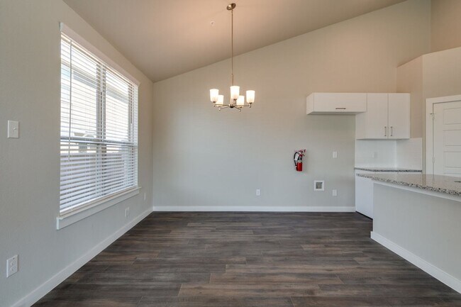 Foto del edificio - AVAILABLE NOW! GORGEOUS 3 BEDROOM FOUR PLE...