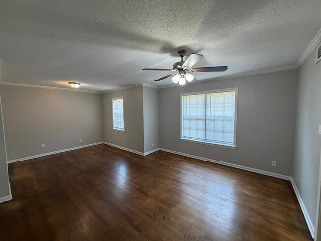 Foto del edificio - Charming 3BR/1.5BA Bartlett Area Home | Brick Fireplace, Tile Kitchen & Fenced Yard