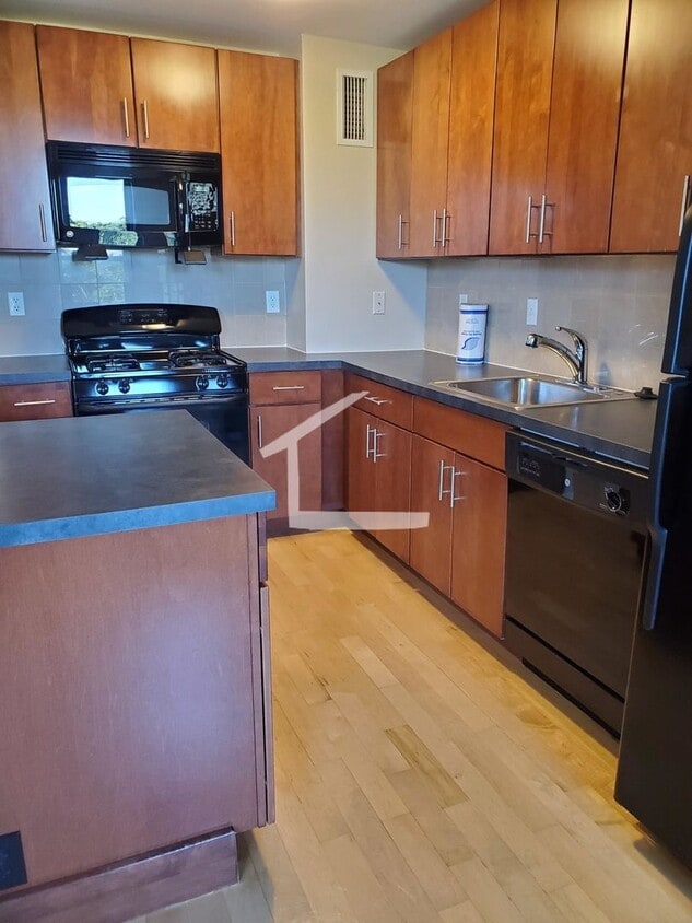 2BR 1Bth unit. Heat/Hot Water included. Great location! - 2BR 1Bth unit. Heat/Hot Water included. Great location!