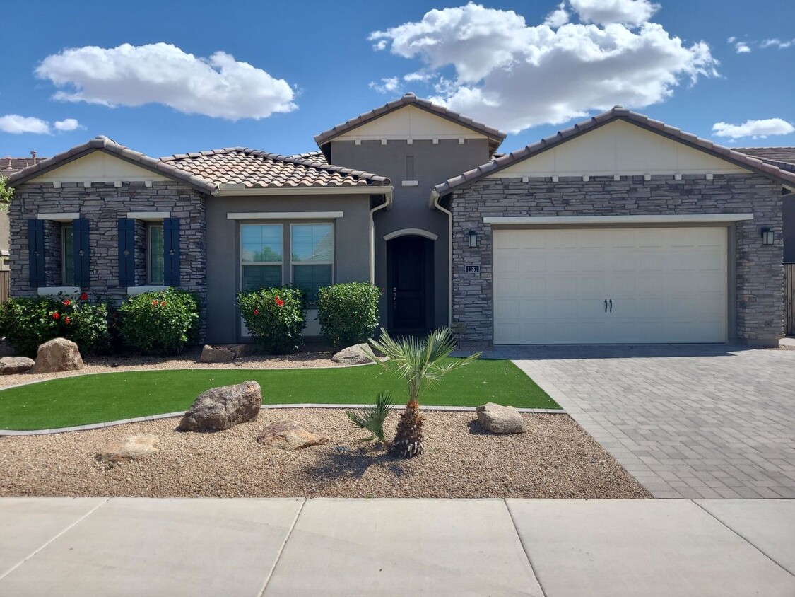 Primary Photo - Pristine Luxury Rental: Stunning 4-Bed, 2....
