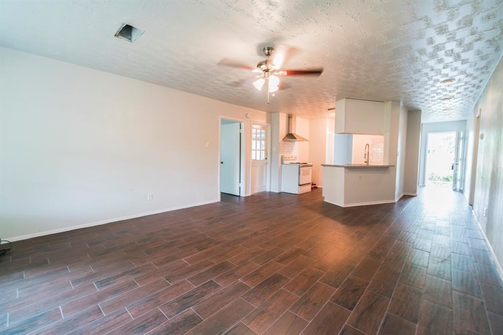 Primary Photo - 15407 Parkview St