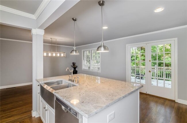 Foto del edificio - 6670 Castleton Dr NW