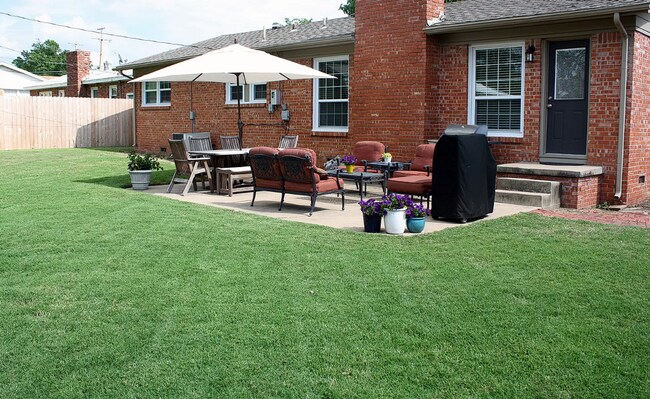 Foto del edificio - MUST SEE- Updated kitchen/Hardwood floors 3 bed/2bath!! Coming soon!