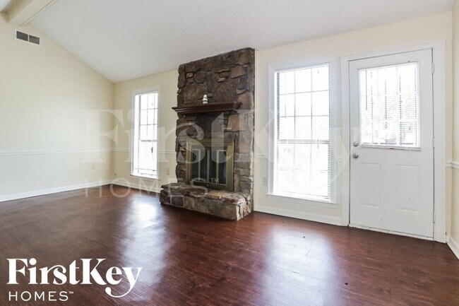 Foto del edificio - 4877 Summitridge Dr