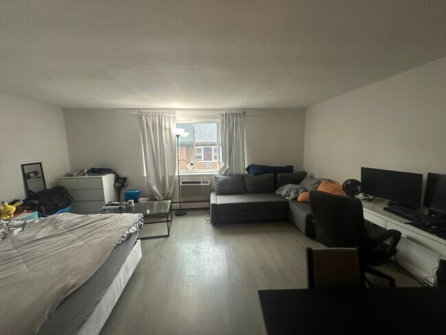 *Pictures are representative samples of the advertised unit. In some cases, the actual units you tou - 212 Kent St