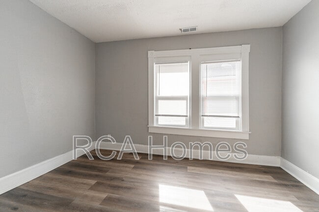 Foto del edificio - 2425 N Kenwood Ave