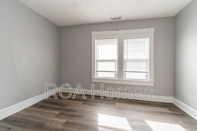 Photo - 2425 N Kenwood Ave House