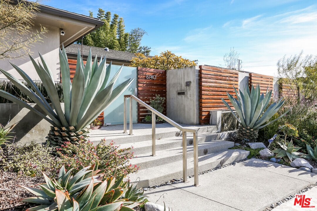 Foto principal - 6740 S Garth Ave