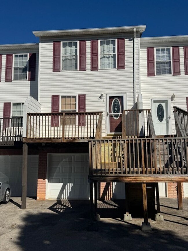 Building Photo - 121 Bilco St