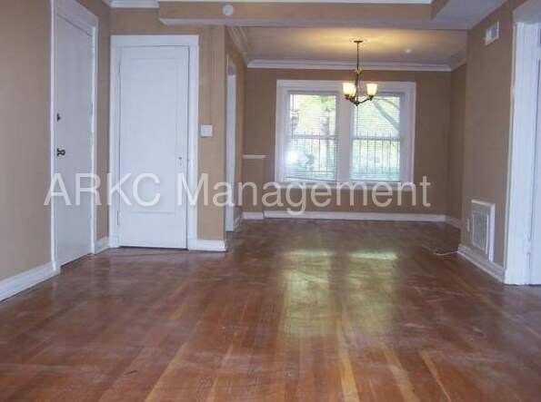 Building Photo - 916 E 39th St