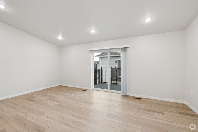 2 habitaciones, 2 baños - 1166 pies cuadrados - Sala de estar - Windmill Flats Townhomes