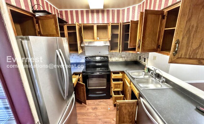 Building Photo - 2 Bed/1 Bath Townhome with Off-Street Parking / Available Now!