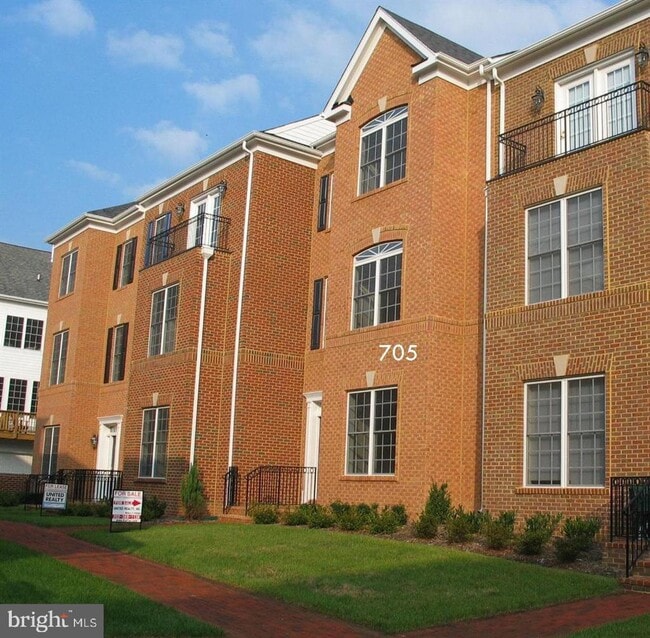 Building Photo - 705 Vestal St