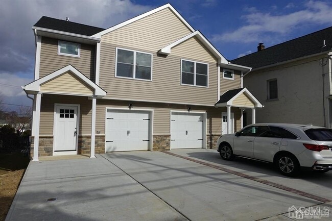 Building Photo - 381 Highland St